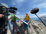 Der blinde Bergsteiger Andy Holzer (r.) auf dem Gipfel des 2717 Meter hohen Spitzkofel, mitten in den Lienzer Dolomiten in Osttirol