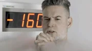 Moderator Sven Oswald im Selbstversuch bei einer Kryotherapie.
