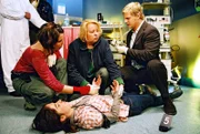 Während der Dreharbeiten zu der beliebten Serie "Alpenklinik" stirbt Lisa (Nicole Uekermann, liegend), als sie ein Elektroschockgerät berührt. Nina (Elena Uhlig, l.), Dr. Reiter (Sarah Camp, M.) und Leo (Henning Baum, r.) untersuchen den Tatort - und tippen auf Mord ...
