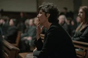Flora Salazar (Elvira Mínguez) spielt ein undurchschaubares Spiel.