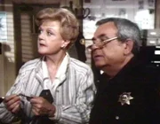 Jessica Flechter (Angela Lansbury) und Sheriff Amos Tupper (Tom Bosley) beobachten beunruhigt die ungewöhnlichen Ereignisse in Cabot Cove.