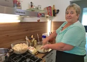 Oma Gaby in der Küche.
