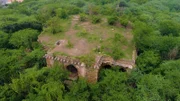 Aus den Dächern des Malcha Mahal wachsen Sträucher und Bäume. Die Treppen verfallen allmählich. Aber es ist ein solider Bau. Er hat Jahrhunderte überdauert.