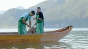 Zwei Personen, die auf einem Schiff im Mondsee segeln