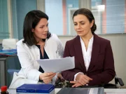 Sandra Hoffmann (Naomi Krauss, rechts) hat sich verändert. Da sie seit geraumer Zeit total gefühlskalt ist, hat sich ihr Mann von ihr getrennt, mit der Vermutung, sie liebe ihn einfach nicht mehr. Dr. Elena Eichhorn (Cheryl Shepard) vermutet, dass Sandra unter Alexithymie, sogenannter Gefühlsblindheit, leidet.