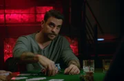 Um seine Schulden zu bezahlen, hat sich Kris (Marc Barthel) auf ein illegales Pokerspiel eingelassen.