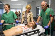 Dramatischer Showdown: Lukas Hundt (Oliver Franck, 2.v.r.) ist schwerverletzt. Kristina Katzer (Isabell Gerschke, 3.v.r.) bangt um sein Leben.