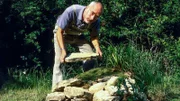 Peter (Peter Lustig) baut einen Eidechsenhügel in seinem Garten. Er ist gespannt, wann die ersten Drachenbabys bei ihm einziehen.