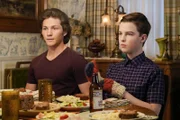 Georgie Cooper (Montana Jordan, l.); Sheldon Cooper (Iain Armitage, r.)
