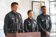 John Nolan (Nathan Fillion, l.), Lucy Chen (Melissa O'Neil, M.) und Jackson West (Jackson West, r.) nehmen an der Einsatzbesprechung teil.