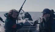 Erik (Manuel Harder, r.) und Paul (Sascha Reimann, l.) sind den Flüchtigen dicht auf den Fersen.