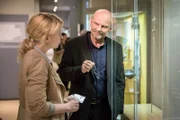 Kristina Katzer (Isabell Gerschke, l.) befragt Museumsdirektor Professor Paul Winter (Alexander Radszun, r.).