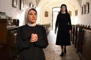 Schwester Hanna (Janina Hartwig, r.) findet Schwester Claudia (Mareike Lindenmeyer, l.) betend in der Klosterkapelle.