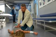 Unter den Augen ihres Bruders Michi Reichert (Moritz Führmann, l.) bricht Tina Reichert (Xenia Tiling, liegend) zusammen. Gelingt es Dr. Martin Gruber (Hans Sigl, r.) sie zu reanimieren?