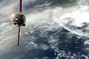 Jedes Jahr schießen wir Hunderte von Satelliten in den Weltraum. Sie umkreisen unsere Erde mit über 28.000 Kilometern pro Stunde.
