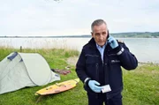 Paul Schott (Tim Wilde) findet einen wichtigen Hinweis vor dem Zelt der beiden Ausreißer.