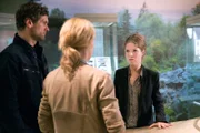 Lukas Hundt (Oliver Franck, l.) und Kristina Katzer (Isabell Gerschke, M.) haben eine schreckliche Nachricht für Jasmin Brand (Luise Helm, r.): bei der Moorleiche handelt es sich um ihren Bruder Dennis.