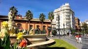 Weiße Dörfer, prächtige Paläste, weite Sandstrände und eine atemberaubende Bergkulisse. Eine Reise durch Spaniens sonnige Region - von Sevilla (Foto) über Granada bis nach Cádiz.