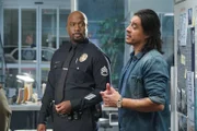 Sergeant Wade Grey (Richard T. Jones, l.) arbeitet mit dem verdeckten Ermittler Robert Ortiz (Antonio Jaramillo, r.) für eine Razzia zusammen.