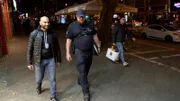 Mitarbeiter des Ordnungsamts gehen durch Köln.