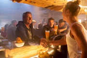 Nach ihrer Bergwanderung kehren Martin Gruber (Hans Sigl, l.) und Alexander Kahnweiler (Mark Keller, M.) in der Funkenalm ein. Dort lernen sie die Besitzerin Tina Reichert (Xenia Tiling) kennen.