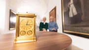 Goldene Tischuhr mit Gehäuse. Die hochwertige Reiseuhr aus dem 19. Jahrhundert stammt aus Genf in der Schweiz.