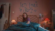 Als Jen (Máiréad Tyers) morgens aufwacht, muss sie entsetzt feststellen, dass Jizzlord heimlich begonnen hat, ihr Zimmer nach seinen Vorstellungen umzugestalten.