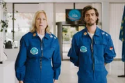 Die Weltraumheldin Dr. Dr. Gabriela Richmeier (links Maren Kroymann) sollte doch wohl wissen, wie Schönheit im All geht – findet zumindest die Presse in der siebten Episode der Sketch-Comedy „Kroymann“ von Radio Bremen, SWR und NDR.(rechts Florian Wünsche)
