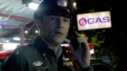 Kommissar Özakin (Erol Sander) verkleidet sich als thailändischer Polizist.