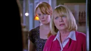 Mrs. Hallander (Tess Harper, r.) und Erica Hallander (Kate Baldwin) erhalten einen unerwarteten Besuch.