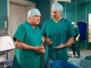 Prof. Simoni (Dieter Bellmann, links) und Dr. Martin Stein (Bernhard Bettermann, rechts) versuchen eine Diagnose zu finden. Tessa Sommer zeigt derart diffuse Symptome, dass die beiden Ärzte bisher keinen Ansatz gefunden haben, der jungen Frau zu helfen.