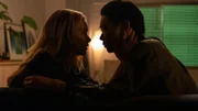 Samantha (Rachel Keller) erzählt ihrem Geliebten Sato (Shô Kasamatsu) von ihrem Erpresser.