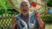 Mit welchen Schuhen kann man Fußball spielen, Schlittschuh laufen und Wandern gehen? Peter (Peter Lustig) ist auf der Suche nach dem perfekten Schuh.