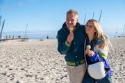 Tom Greiner (Anton Rubtsov, l.) und seine Schülerin Lena Luding (Lieselotte Voß, r.) sind heimlich ein Paar.