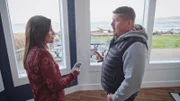 Strandhäuser auf Whidbey Island sind sehr begehrt. Hier suchen auch Rob und Elise, die praktischerweise als Maklerin arbeitet, ein eigenes Haus mit Beach-Feeling. Rob möchte direkt am Wasser und mit einer guten Verbindung zum Festland leben, Elise will ihren lang gehegten Wunsch von einem zeitgenössischen Strandhaus verwirklichen, von dem sie schon lange träumt. Gemeinsam besichtigen sie drei atemberaubende Häuser bis maximal 1,5 Millionen Dollar, die ihre Erwartungen sogar noch übertreffen.