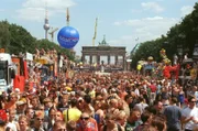 Heiße Rhythmen und hochsommerliche Temperaturen bringen bei der elften Love-Parade in Berlin mehr als eine Million Raver ins Schwitzen.