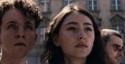 Herm (Adrian Grünewald, l.) Evelin (Emily Kusche) und Devid (Aaron Hilmer) trauen ihren Augen nicht, was sie auf dem Festland erwartet.