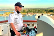 Die "Grand Lady" läuft in Göteborg in Schweden ein. Auf der Brücke: Kapitän Morten Hansen.