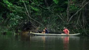 Hazen und Raiko rudern auf einem Kajak in ruhigem Wasser.