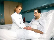 Oberschwester Ingrid (Jutta Kammann) hat Benjamin Helbig (Tom Lass), dem Sohn ihrer verstorbenen Freundin, versprochen, dass Prof. Simoni ihm helfen wird. Benjamin leidet seit 5 Jahren an Rheumatoider Arthritis und hat jede Lebensfreude verloren. Doch auch der Prof. findet keinen neuen Therapieansatz, noch dazu leidet Benjamin nun unter einer Herzbeutelentzündung. Der junge Mann ist nun umso enttäuschter.
