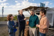 Carl Sievers (Peter Heinrich Brix, 2.v.l.) und Ina Behrendsen (Julia Brendler, l.) können sich nicht vorstellen, dass die beiden Kite-Surfer Tom Greiner (Anton Rubtsov, 2.v.r.) und Mats Dreyer (Nico Rogner, r.) den toten Pablo Hernandez, einen ehemaligen spanischen Profi-Kiter, nicht kennen.