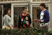 Erleben ein ganz besonderes Weihnachtsfest: Rose (Melanie Lynskey, l.), Walden (Ashton Kutcher, r.) und Alan (Jon Cryer, M.) ...