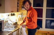 Gösta bewirtet viele Gäste.