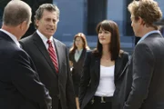 Noch stehen Virgil Minelli (Gregory Itzin, l.), Walter Crew (Paul Michael Glaser, 2.v.l.), Jane (Simon Baker, r.) und Teresa (Robin Tunney, 2.v.r.) vor einem Rätsel ...