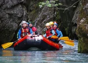 Nik Hartmann (vorne r.) mit Guide René Pernet (vorne l.) beim Riverrafting: In der Schlucht von Gérignoz ist die Saane oder Sarine wild und unberührt.