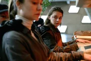 Alex (Melody Klaver) und Hanna (Ellie de Lange, r).