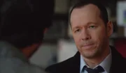 "Payback" -- When a suspect voluntarily admits to killing a reality show celebrity chef in his own restaurant, Danny and Baez sind überzeugt, dass der Verdächtige für jemanden die Schuld auf sich nimmt. Auch Frank steht vor einem moralischen Dilemma, als ein langjähriger Freund, Sen. Ted McCreary, Frank um Hilfe bittet, um einen DUI verschwinden zu lassen, und die investigative Journalistin Anne Farrell zurückkehrt, auf BLUE BLOODS.