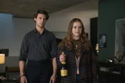Jen (Máiréad Tyers) kreuzt spontan bei Luke (Ned Porteous) zu Hause auf und erlebt dort eine böse Überraschung.