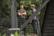 MacGyver (Lucas Till, r.) ist der Überzeugung, Maddie kennt seinen Vater, aber verschweigt ihm dies. Doch kaum äußert er diese Zweifel Jack (George Eads, l.) gegenüber, wird er zu einem neuen Einsatz gerufen ...