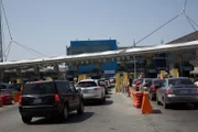 Autos stehen Schlange, um den Grenzübergang San Ysidro Port of Entry zu passieren.